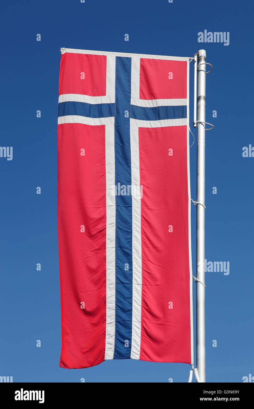 Bandiera norvegese sventolare nel cielo Foto Stock