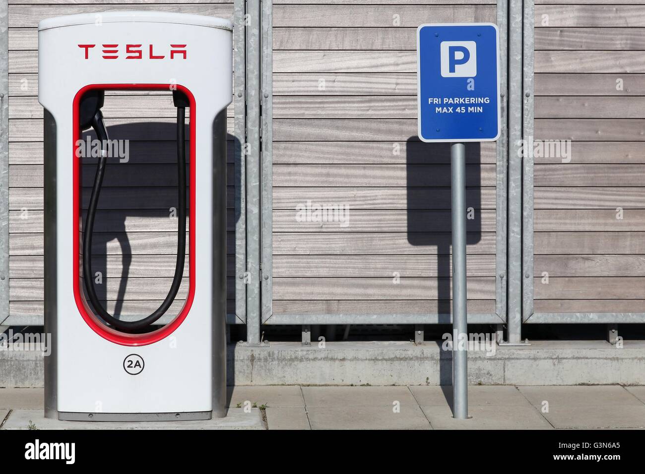Tesla supercharger stazione e parcheggio Foto Stock