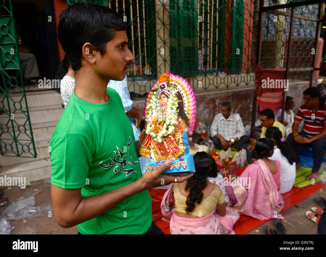 Kolkata, India. Xiv Apr, 2016. Un uomo bengalese tenere Dea Laxmi idolo dopo aver eseguito puja alla Kali Ghat tempio durante il Nuovo Anno. Il bengalese festeggia il nuovo anno 1423 in tutto il mondo dalla mattina. © Saikat Paolo/Pacific Press/Alamy Live News Foto Stock