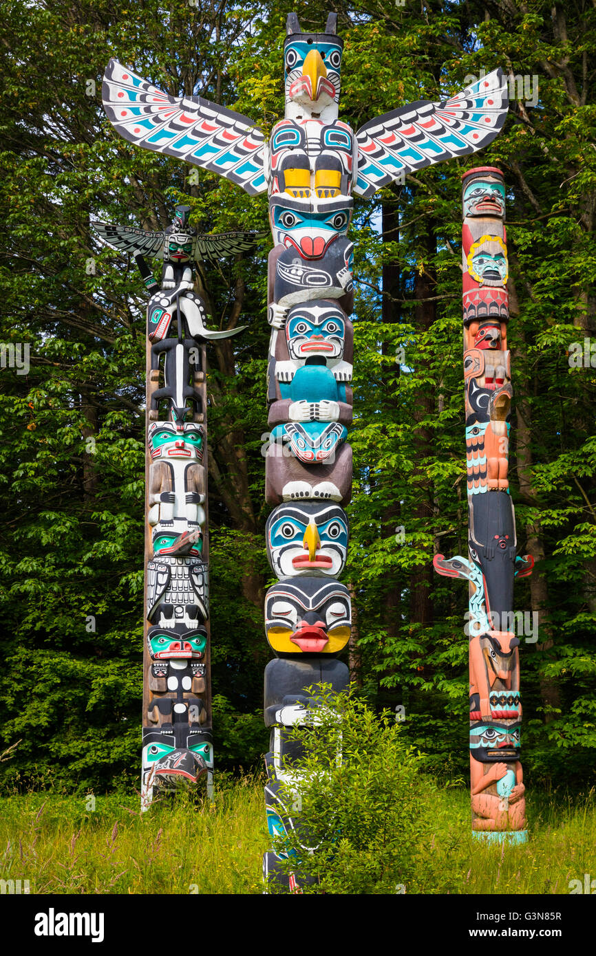 Totem sono sculture monumentali scolpiti su pali, pali o pilastri con simboli o figure composte da alberi di grandi dimensioni Foto Stock