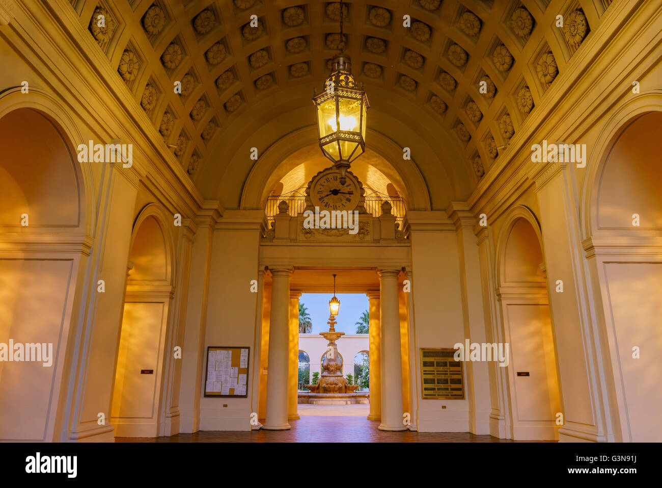La bellissima scena notturna di Pasadena City Hall vicino a Los Angeles in California Foto Stock