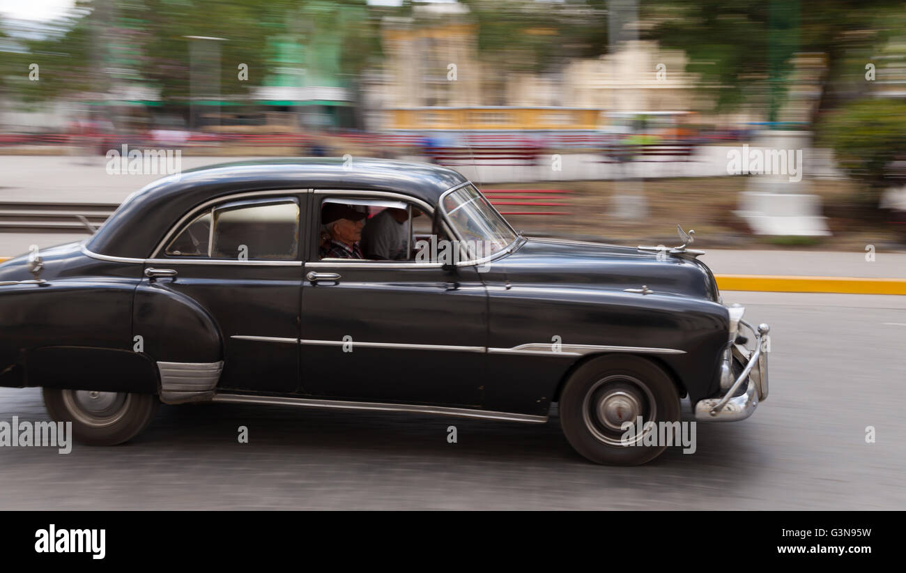 Classico americano auto per le strade di Cienfuegos, Cuba Foto Stock