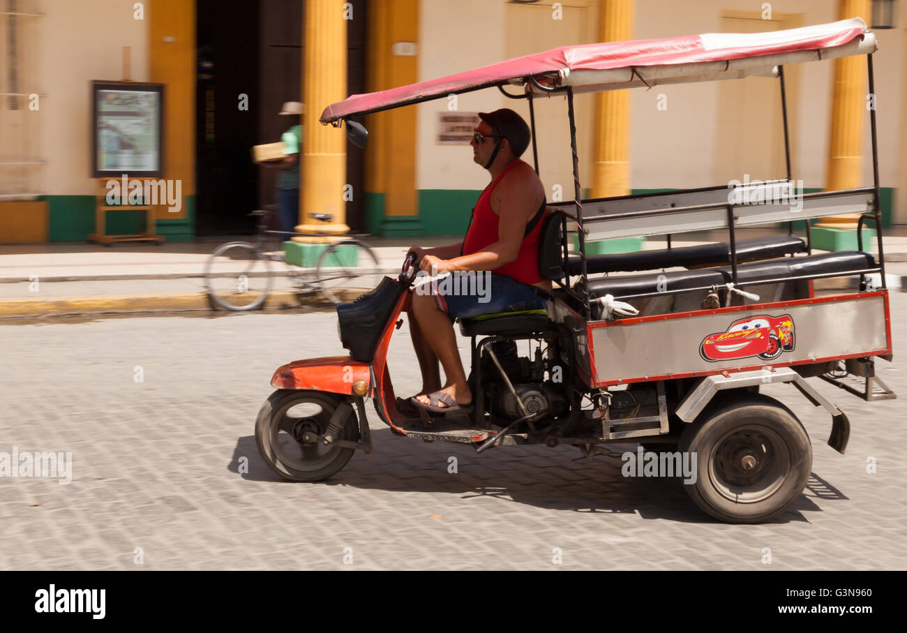 Un tuk tuk per il trasporto di passeggeri in Cuba Foto Stock