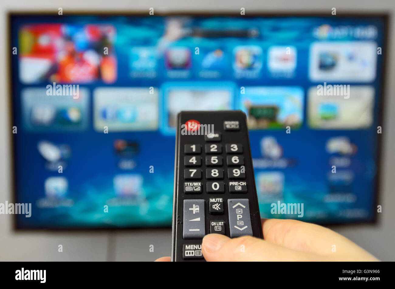 Smart tv e tenere in mano il telecomando Foto Stock