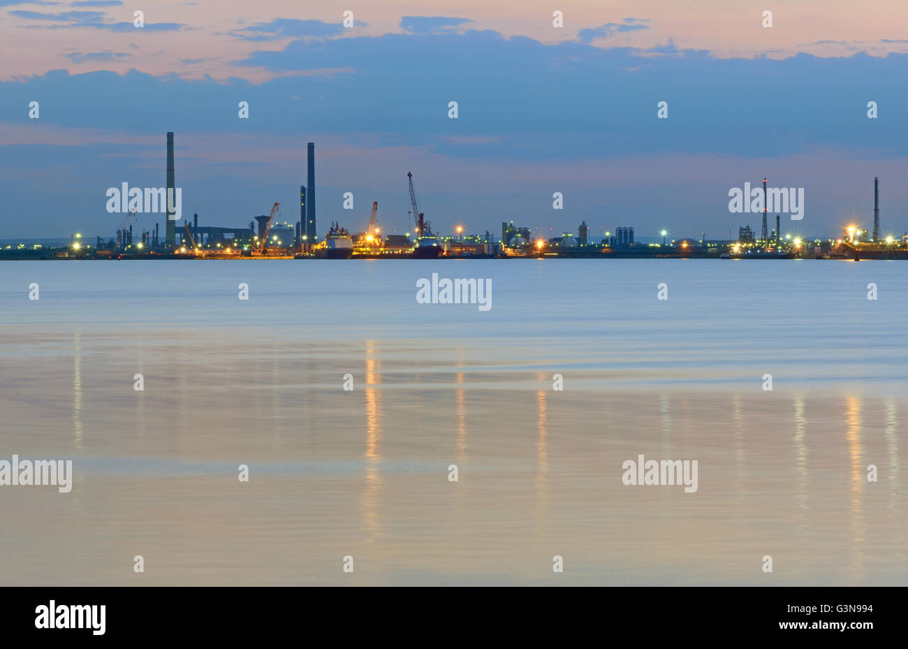 Impianto industriale e di mare in tempo di notte Foto Stock