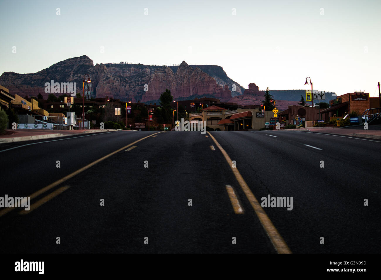 La mattina presto a Sedona, in Arizona, a nord sulla AZ-179, Giugno 2016 Foto Stock