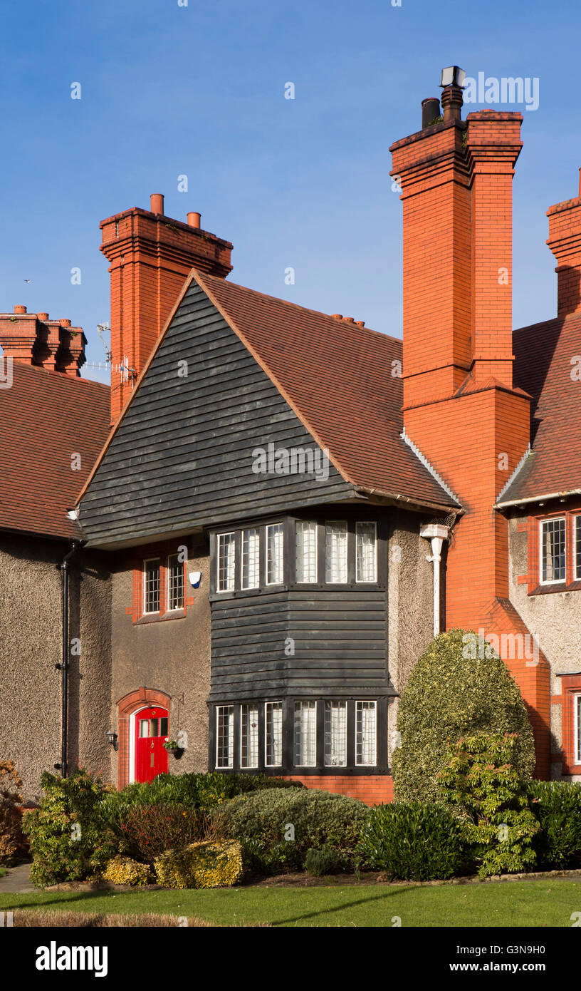 Regno Unito, Inghilterra, Wirrall, Port Sunlight, acqua Street, arti e mestieri casa di stile con rivestimento in legno Foto Stock