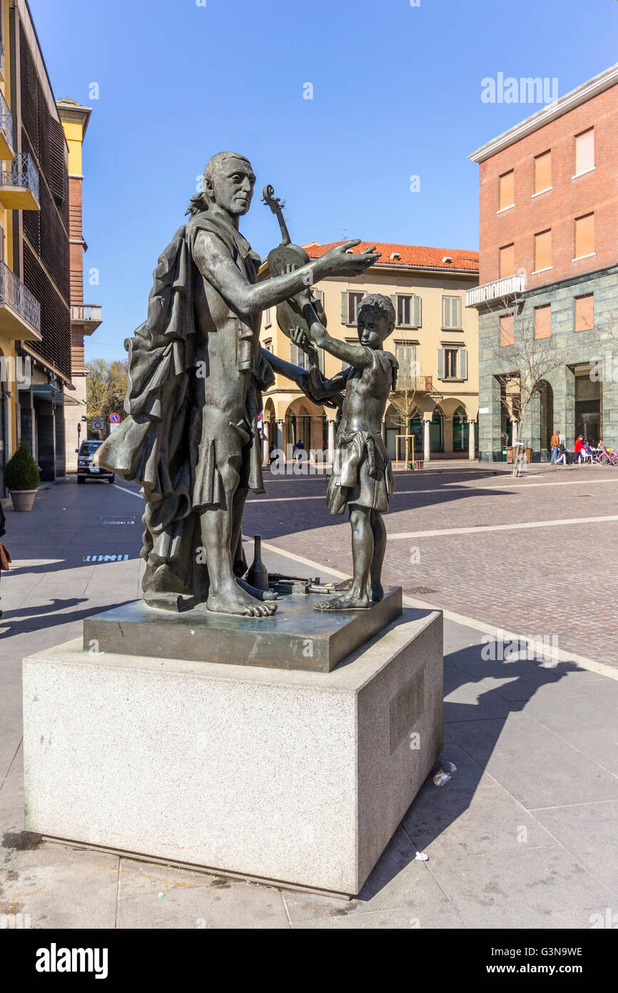 L'Italia, Lombardia, Cremona, la statua del famoso liutaio Antonio Stradivari nella Piazza Stradivari Foto Stock