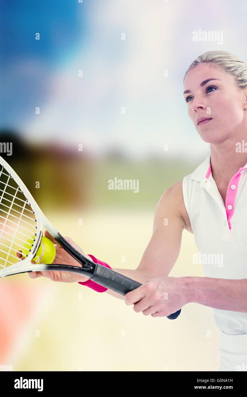 Atleta concentrato giocando a tennis Foto Stock