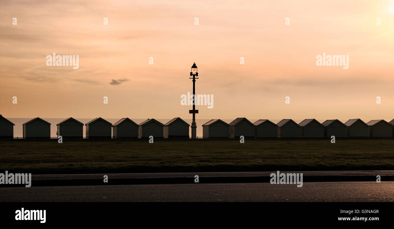 Cabine sulla spiaggia, sul lungomare, Brighton & Hove, East Sussex, England, Regno Unito Foto Stock