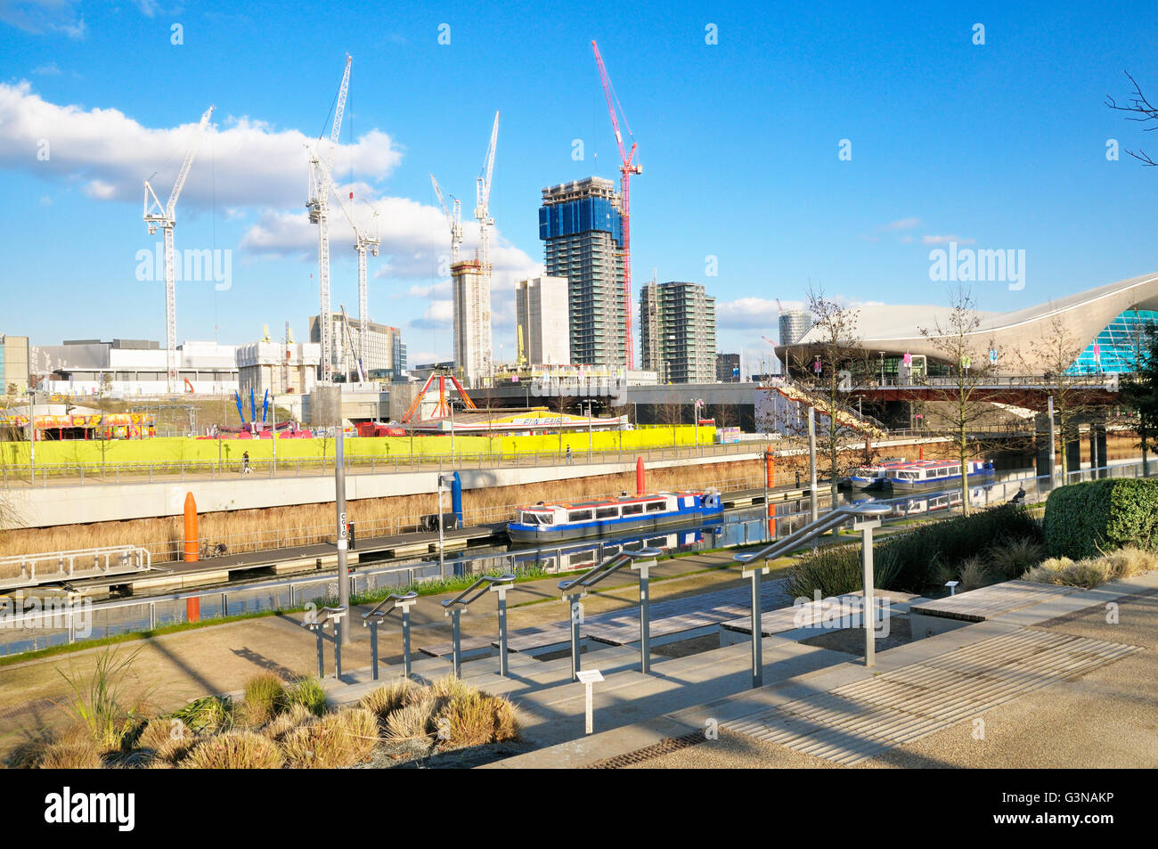 Costruire attorno agli sviluppi della Regina Elisabetta II Parco Olimpico, Stratford, Londra, Inghilterra, Regno Unito Foto Stock