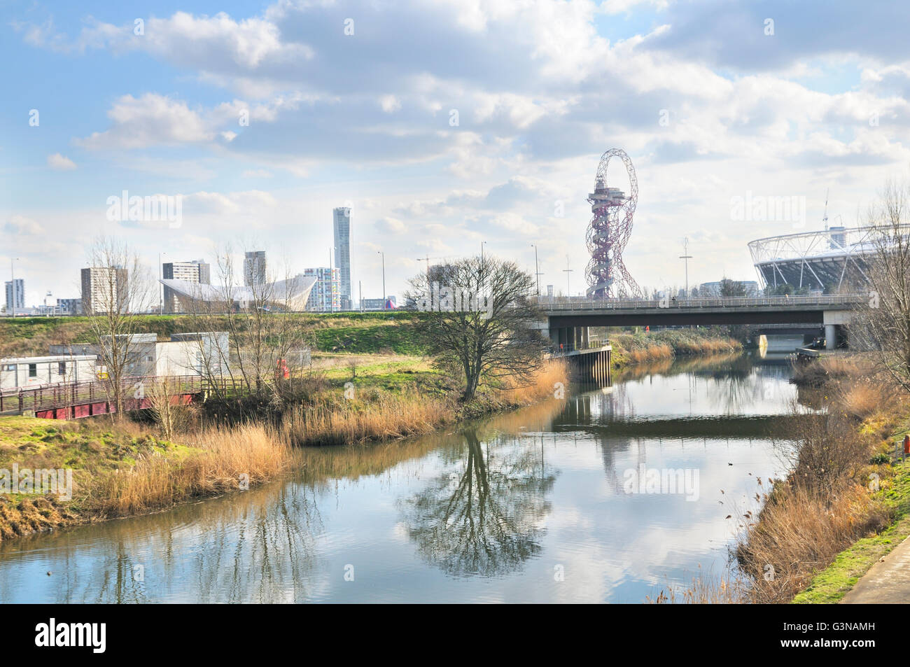 Le zone umide e le vie navigabili in esecuzione attraverso la Regina Elisabetta II Parco Olimpico, Stratford, Londra, Inghilterra, Regno Unito Foto Stock