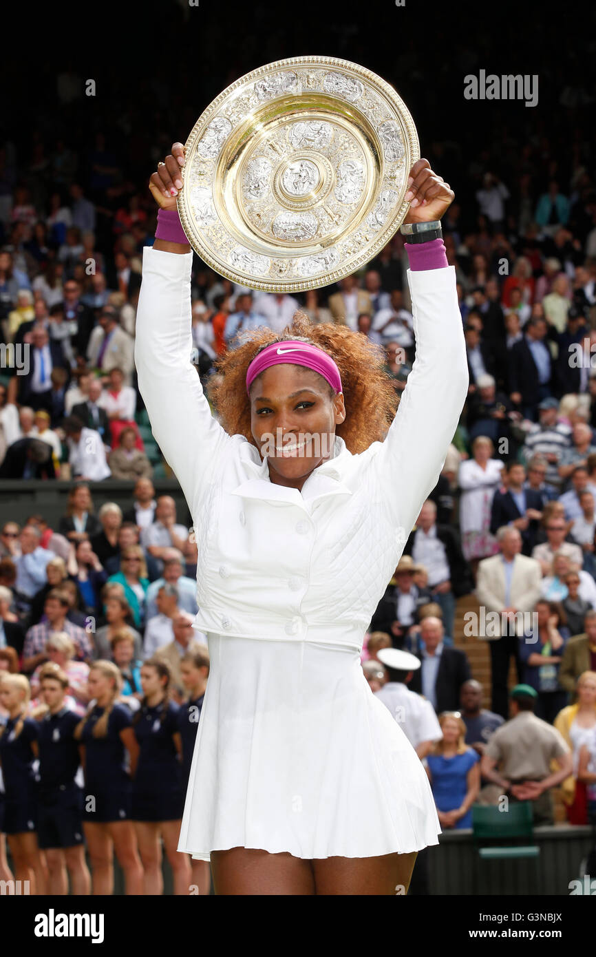 Cerimonia di vincitori, campione Serena Williams, STATI UNITI D'AMERICA, tenendo il vincitore di argento salver, finale donne, campionati di Wimbledon 2012 Foto Stock