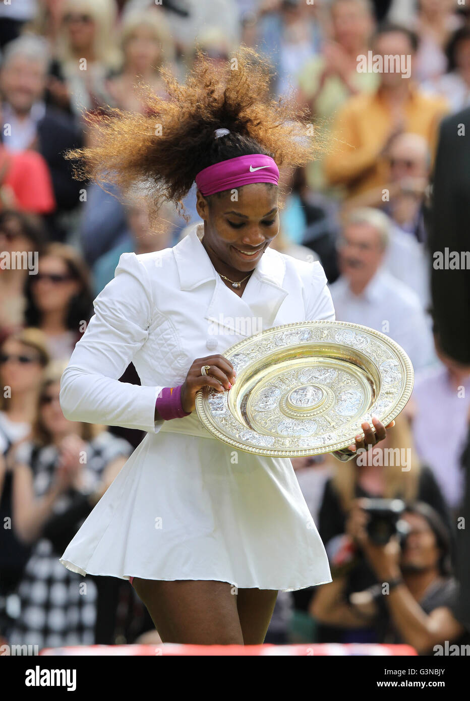 Cerimonia di vincitori, campione Serena Williams, STATI UNITI D'AMERICA, tenendo il vincitore di argento salver, finale donne, campionati di Wimbledon 2012 Foto Stock