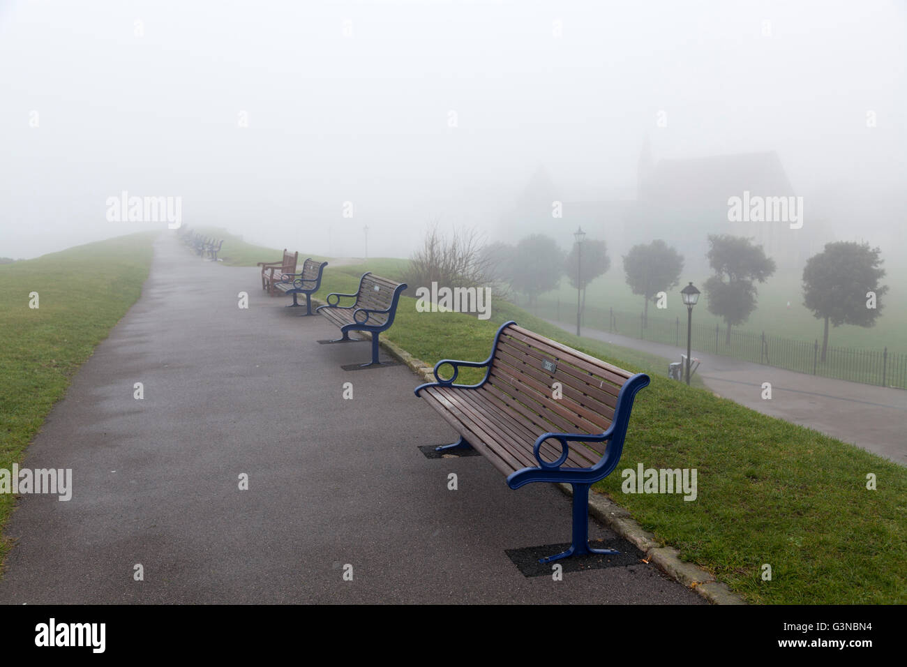 Vuoto non occupato in banchi di nebbia in una linea Foto Stock