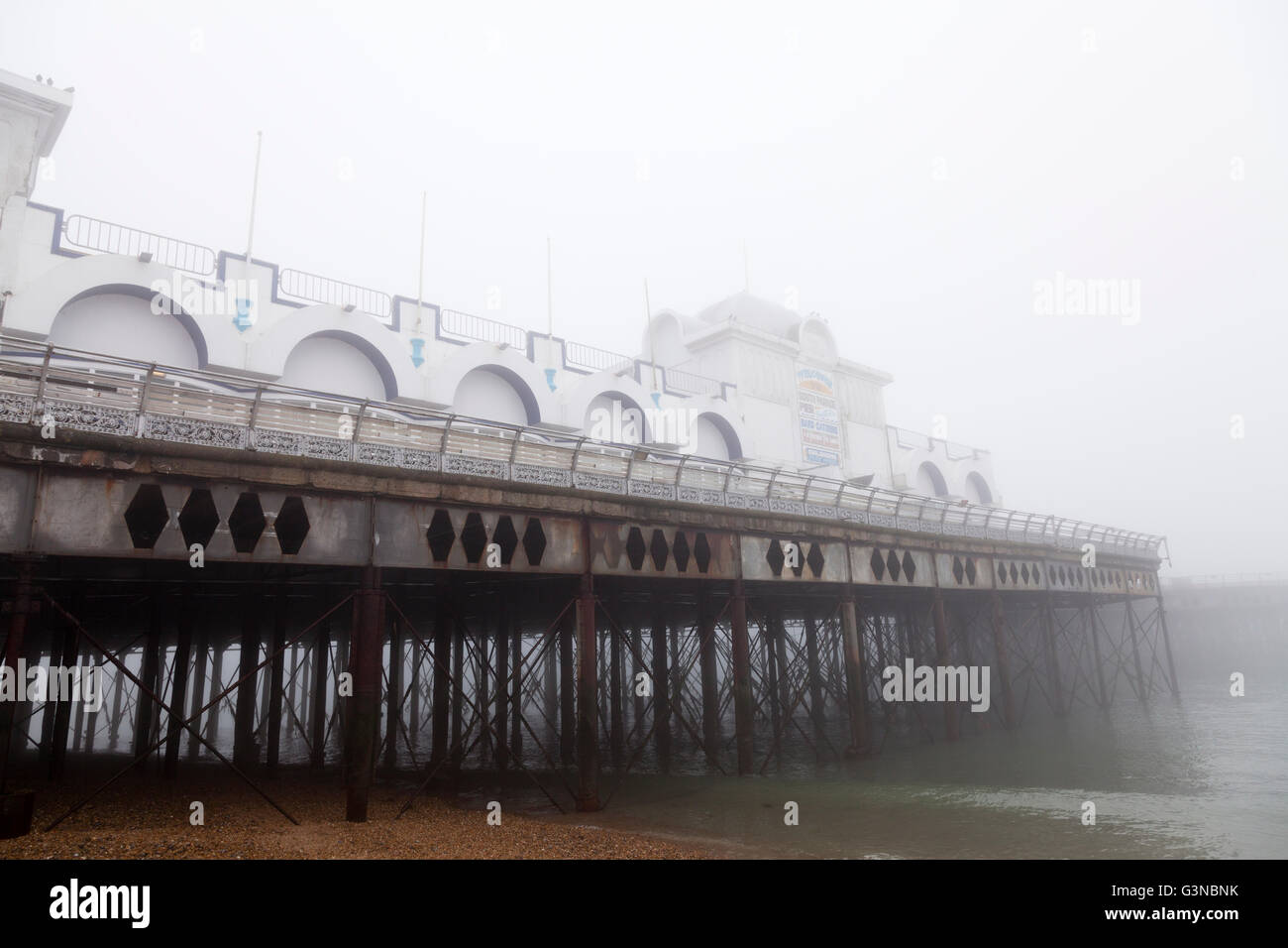 South Parade pier in inverno nella nebbia Foto Stock
