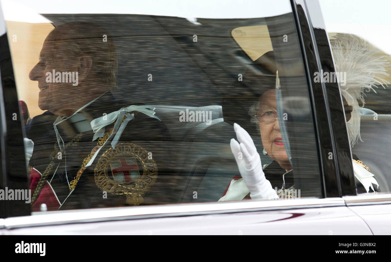 La regina Elisabetta II e il Duca di Edimburgo arrivare per l annuale Ordine della Giarrettiera in servizio alla cappella di San Giorgio e Castello di Windsor. Foto Stock