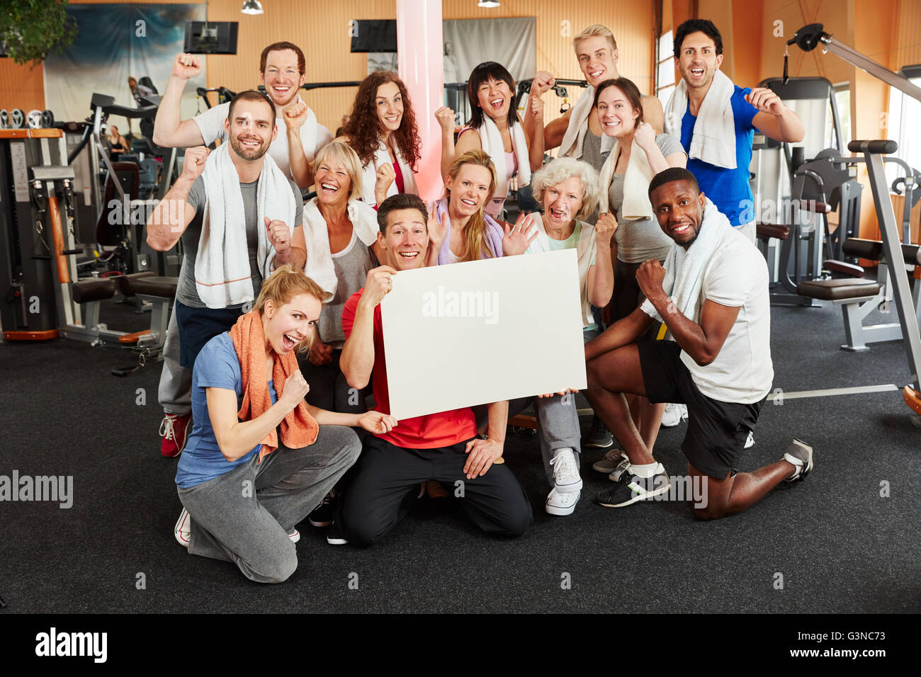 Successo del gruppo di persone pubblicità qualcosa per un centro fitness con un segno bianco Foto Stock