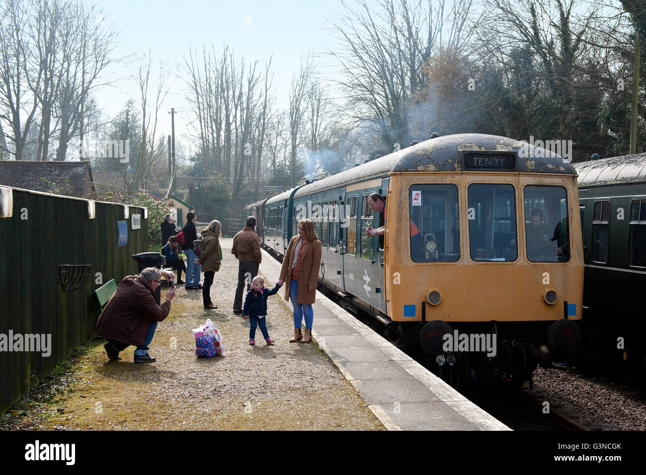 Metro Classe Cammel 108 Diesel Multiple Unit a Sheperdswell sulla East Kent Railway, Kent REGNO UNITO Foto Stock Metro Classe Cammel 108 Diesel Multiple Unit a Sheperdswell sulla East Kent Railway, Kent REGNO UNITO Foto Stock