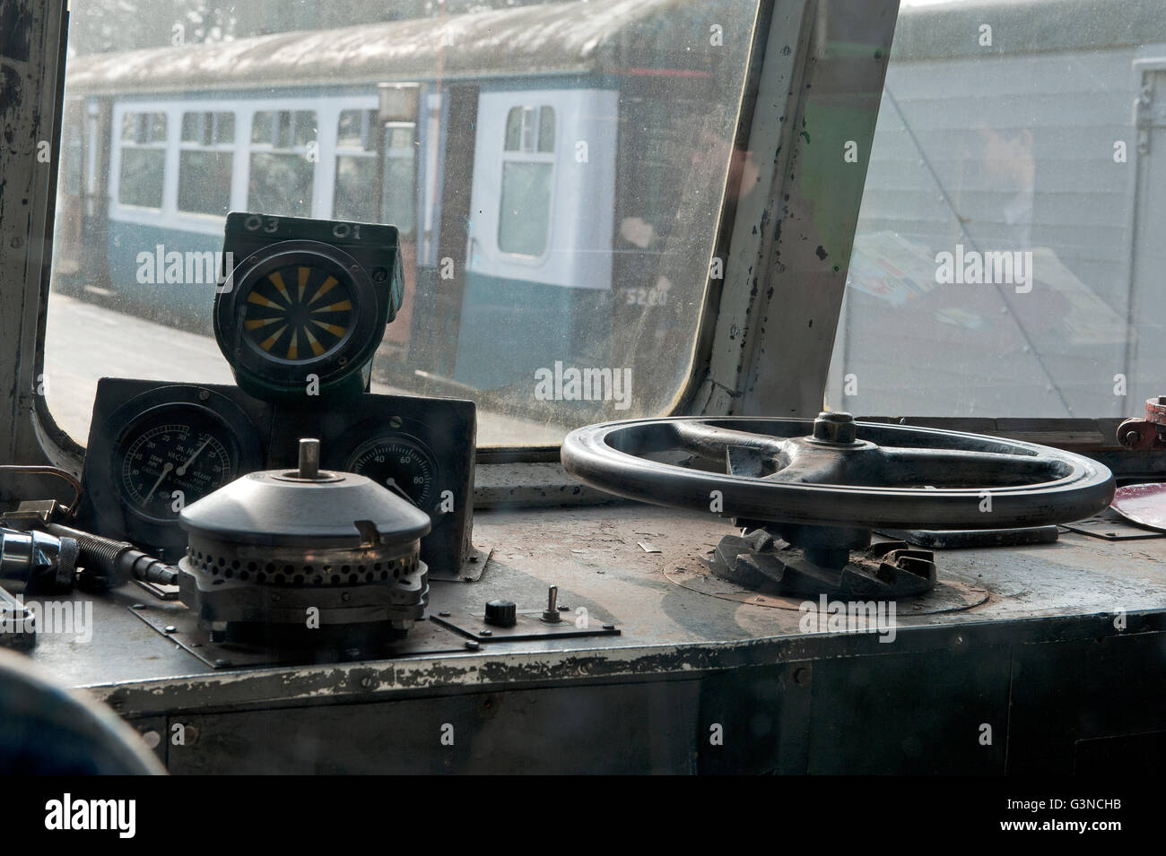 Vista del conducente dalla cabina della classe Metro-Cammel 108 DMU a Eythorne sulla East Kent Railway, REGNO UNITO Foto Stock