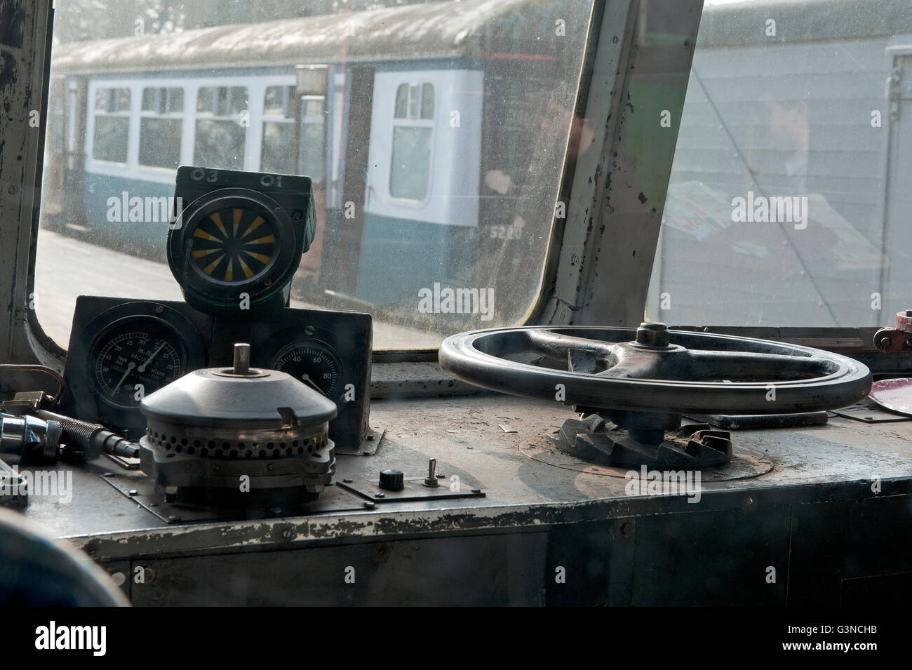 Vista del conducente dalla cabina della classe Metro-Cammel 108 DMU a Eythorne sulla East Kent Railway, REGNO UNITO Foto Stock Vista del conducente dalla cabina della classe Metro-Cammel 108 DMU a Eythorne sulla East Kent Railway, REGNO UNITO Foto Stock