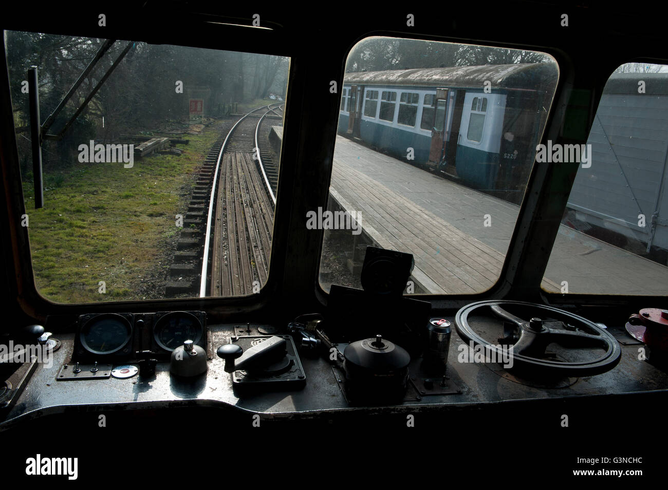 Vista del conducente dalla cabina della classe Metro-Cammel 108 DMU a Eythorne sulla East Kent Railway, REGNO UNITO Foto Stock