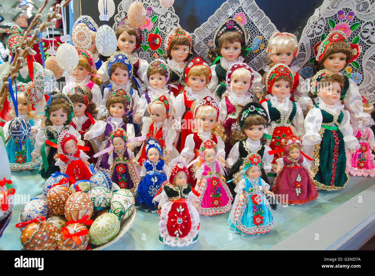 Bambole Ungheria, vista di bambole souvenir in abito tradizionale ungherese nel Grande mercato Hall nella zona di Jozsefvaros di Budapest, Ungheria. Foto Stock