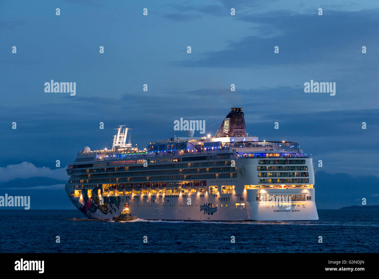 La nave di crociera Norwegian Jewel partenza dal porto di Victoria su Salish Sea-Victoria, British Columbia, Canada. Foto Stock