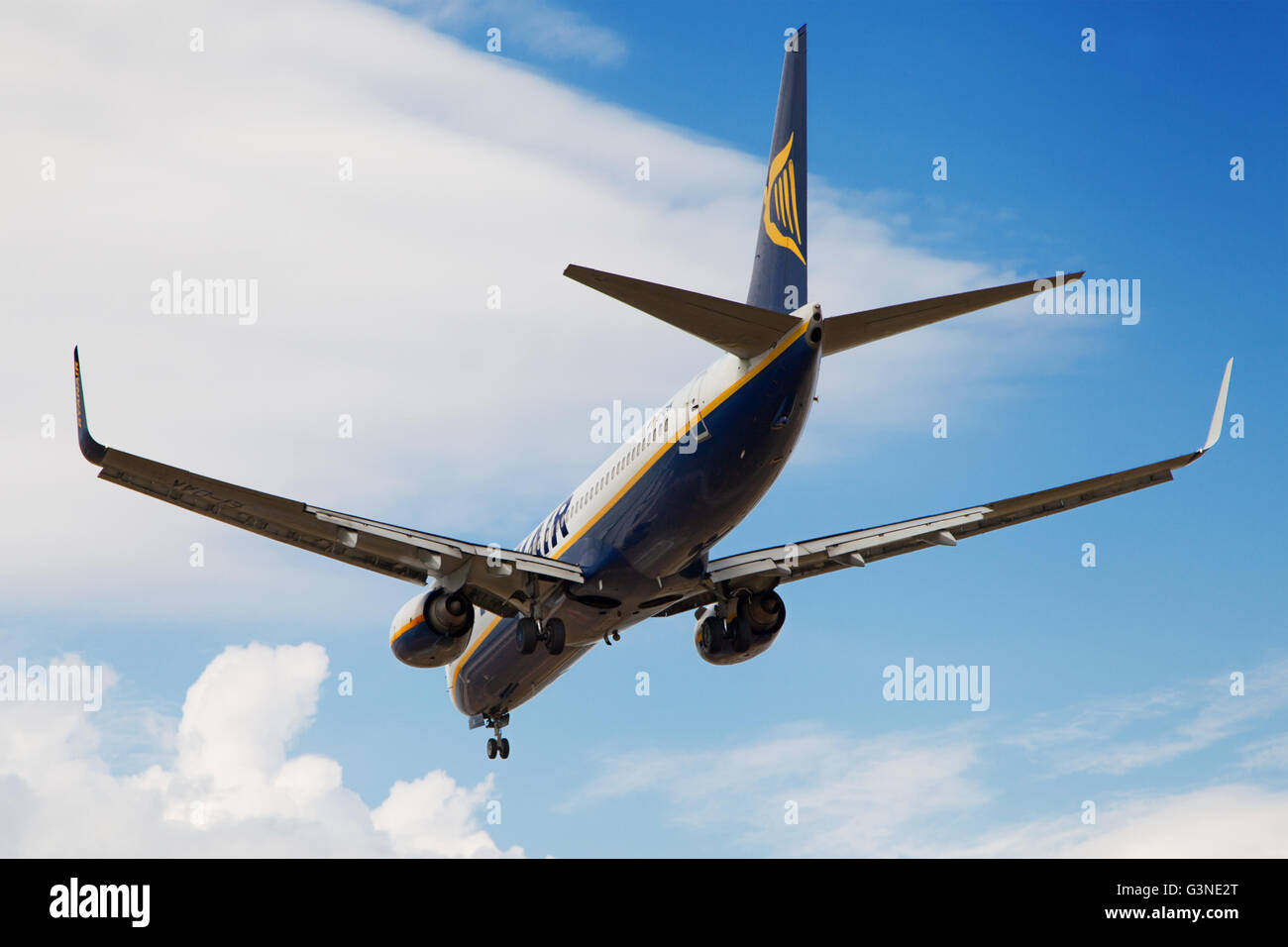 Vista posteriore di un Ryanair Boeing 737-800 avvicinamento all Aeroporto El Prat di Barcellona, Spagna. Foto Stock