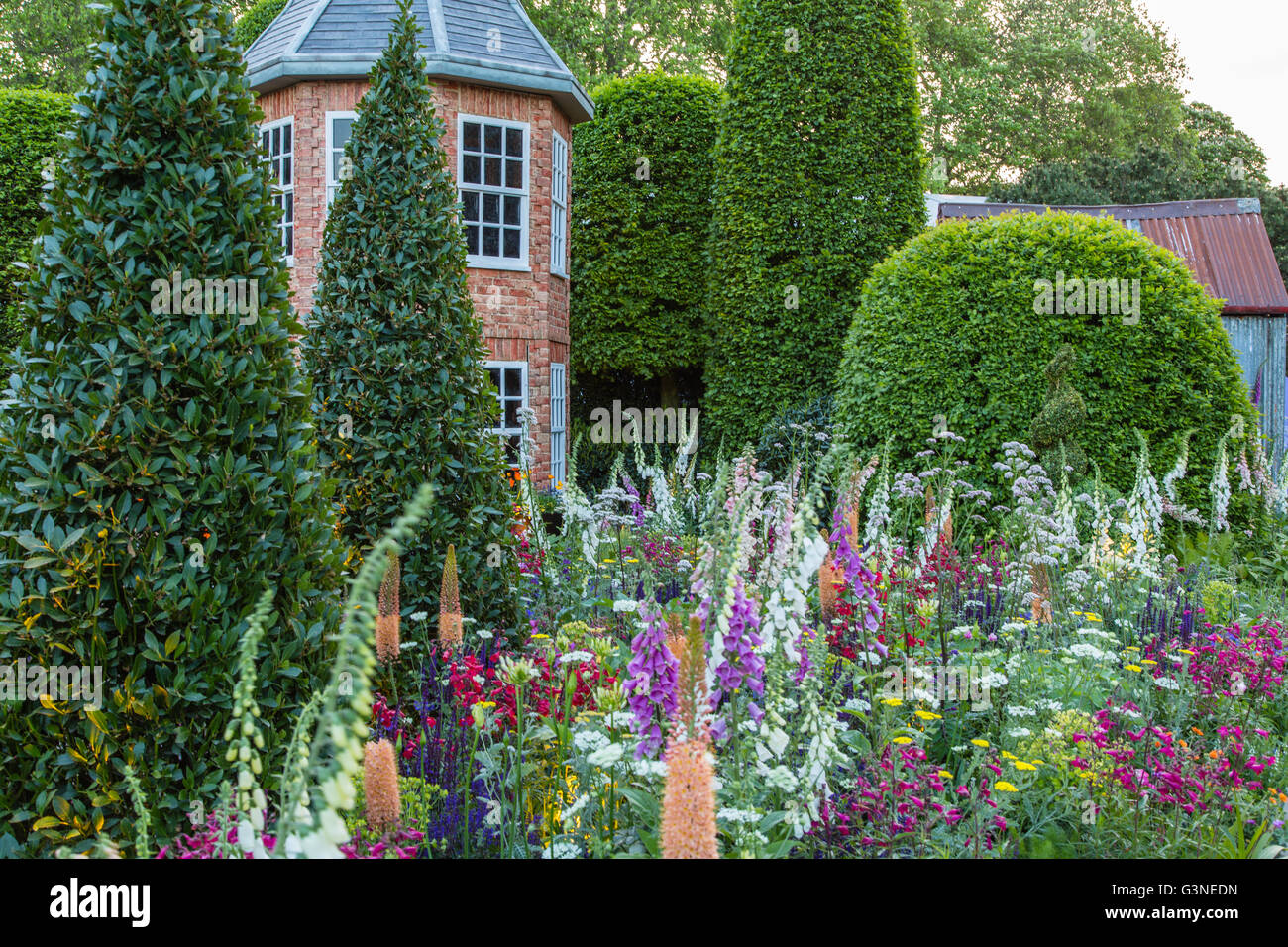 Mostra giardini di RHS Chelsea Flower Show 2016. Harrods British eccentrici giardino, progettato da Diarmuid Gavin Foto Stock