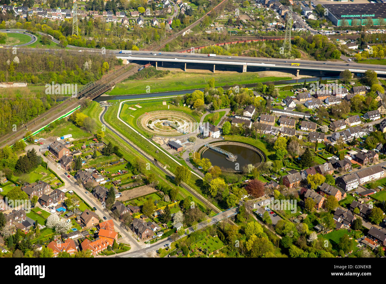 Vista aerea, Berna park Ebelstrasse, Emscher Arte 2010, di trattamento delle acque reflue, chiarificatori, monumento industriale, Bottrop, regione della Ruhr, Foto Stock