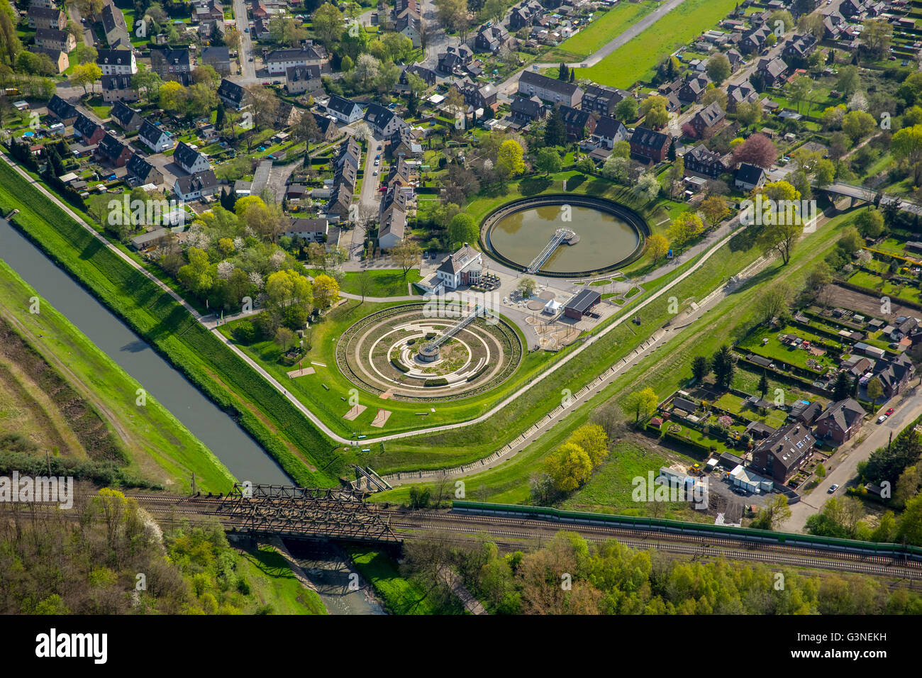 Vista aerea, Berna park Ebelstrasse, Emscher Arte 2010, di trattamento delle acque reflue, chiarificatori, monumento industriale, Bottrop, regione della Ruhr, Foto Stock