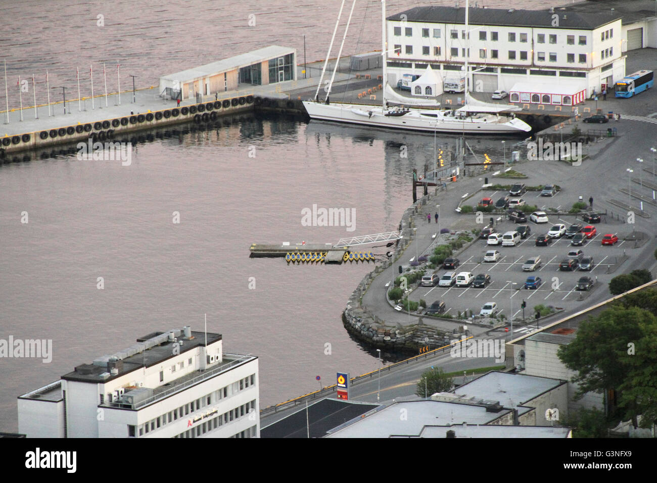 Tele shot dalla montagna Aksla in Ålesund di porto e grandi barche a vela. Foto Stock