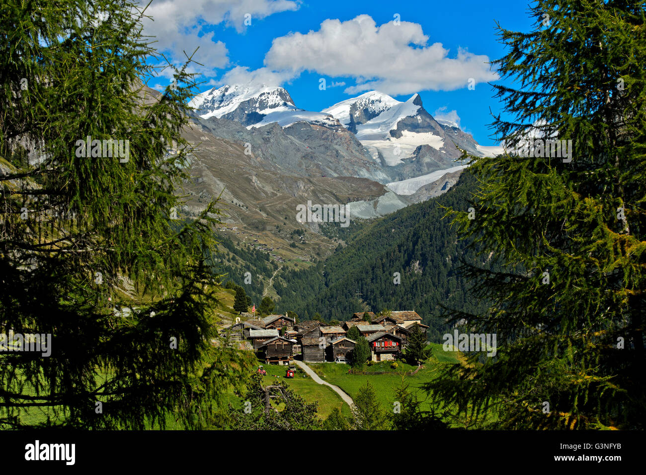 Frazione Zmutt vicino a Zermatt, picchi, Rimpfischhorn Strahlhorn e Adlerhorn dietro, Vallese, Svizzera Foto Stock
