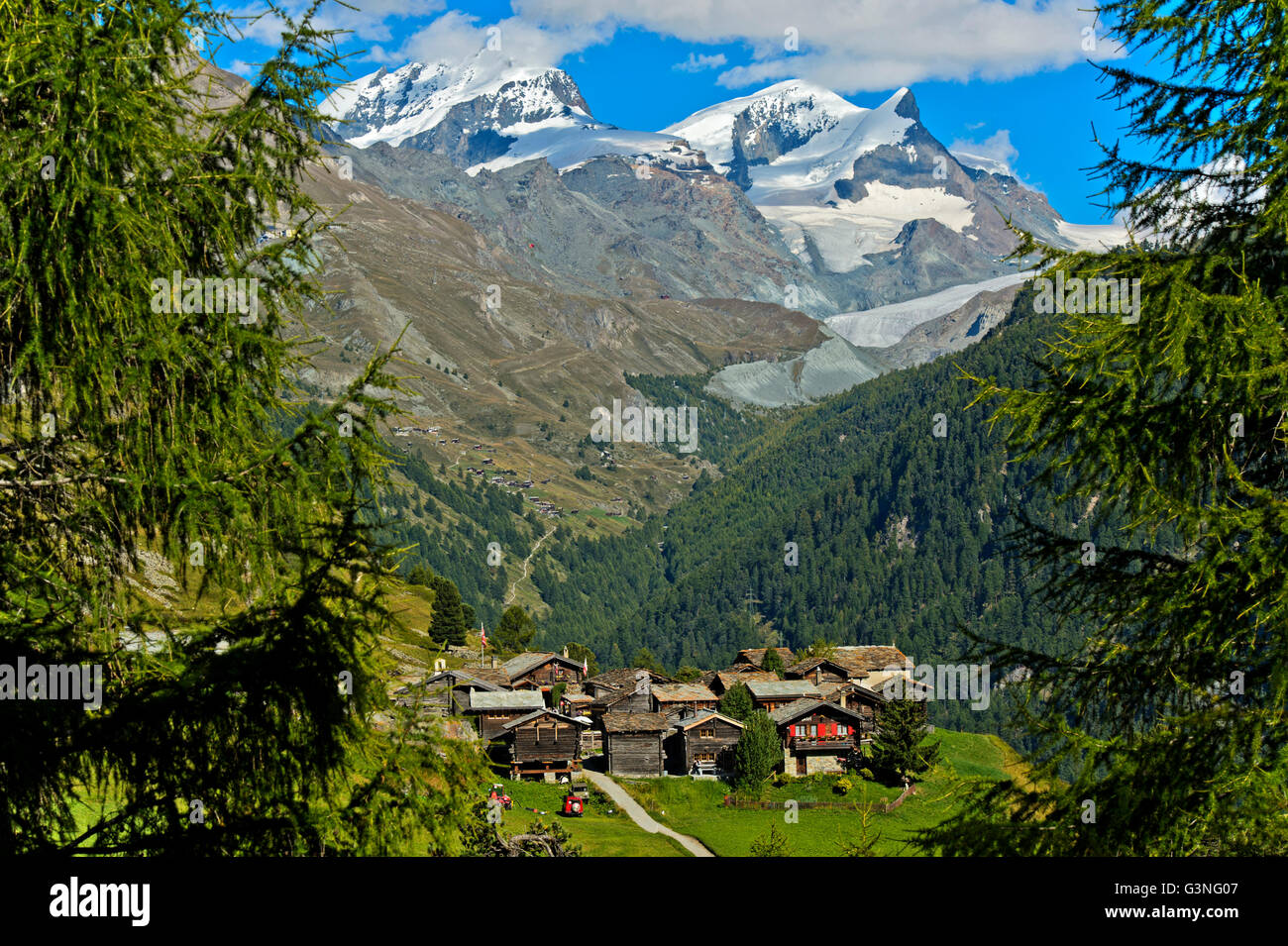 Frazione Zmutt vicino a Zermatt, picchi, Rimpfischhorn Strahlhorn e Adlerhorn dietro, Vallese, Svizzera Foto Stock