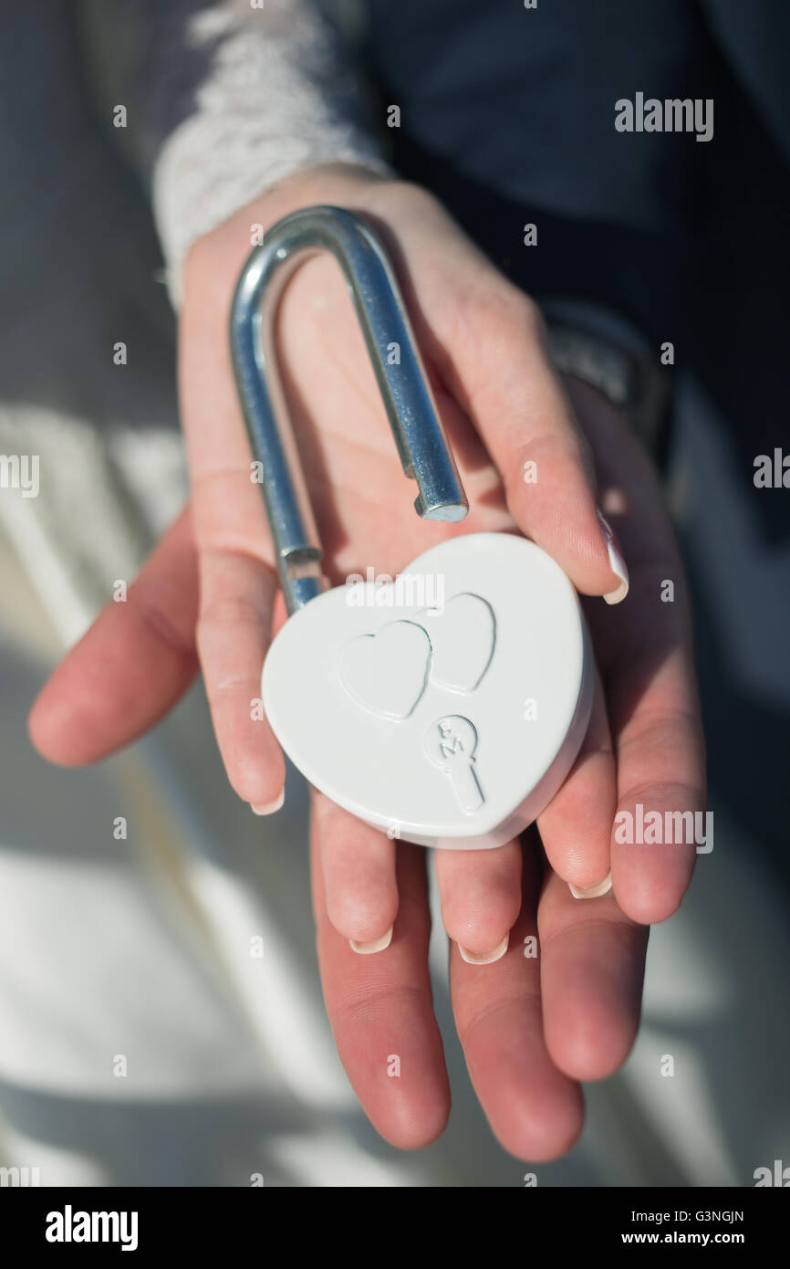 Due mani di amanti con il lucchetto a forma di cuore Foto Stock