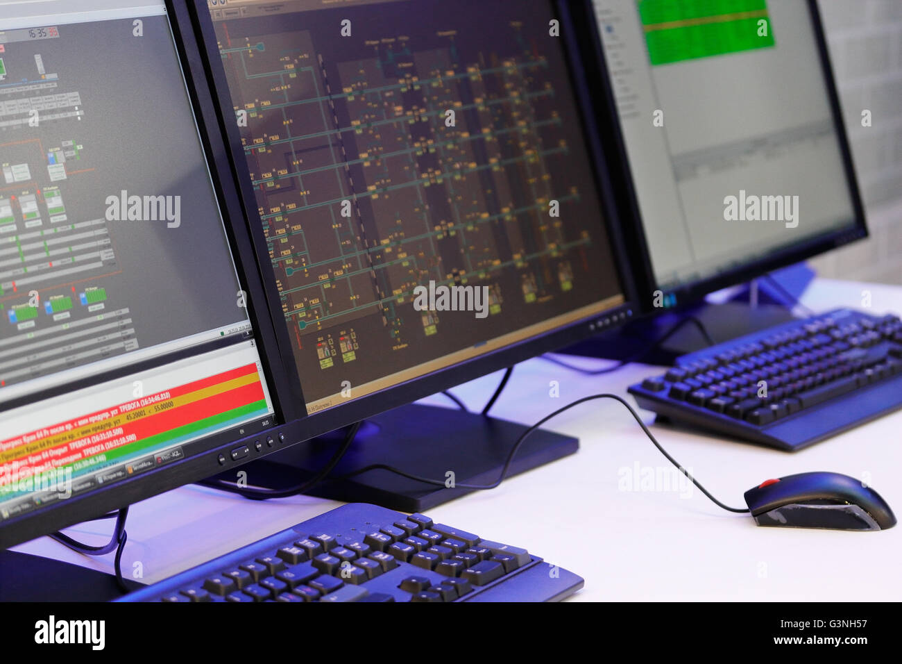 Moderna sala di controllo con monitor di computer su un tavolo. Foto Stock