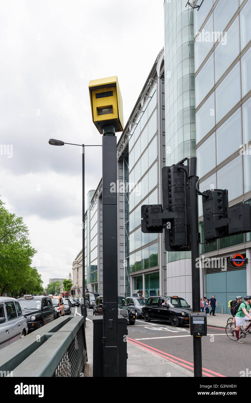 Telecamera di velocità nella scatola gialla su Euston Road, Londra, Regno Unito. Foto Stock