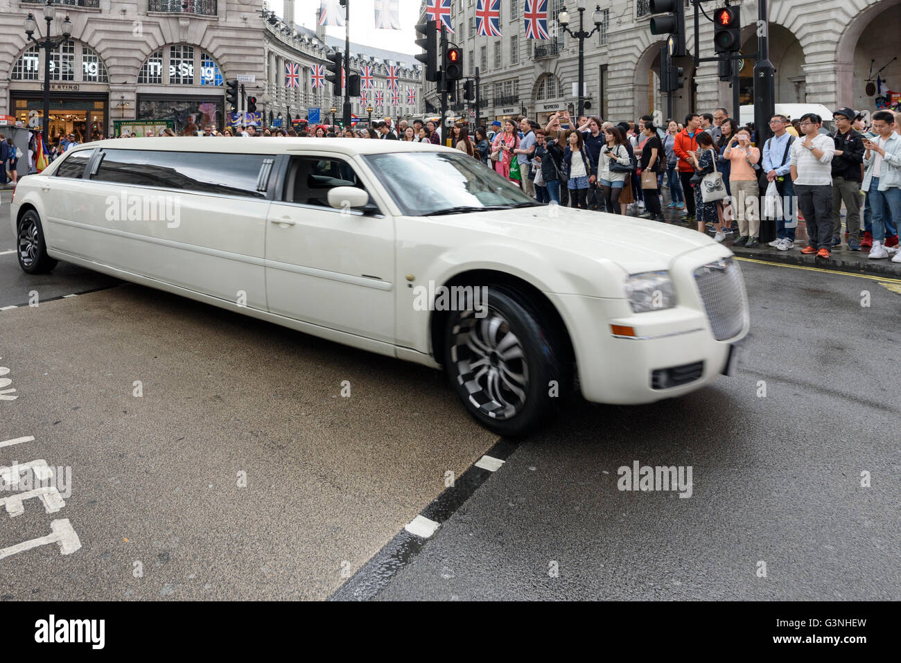 White stretch limousine a Piccadilly Circus, Londra, Regno Unito. Foto Stock