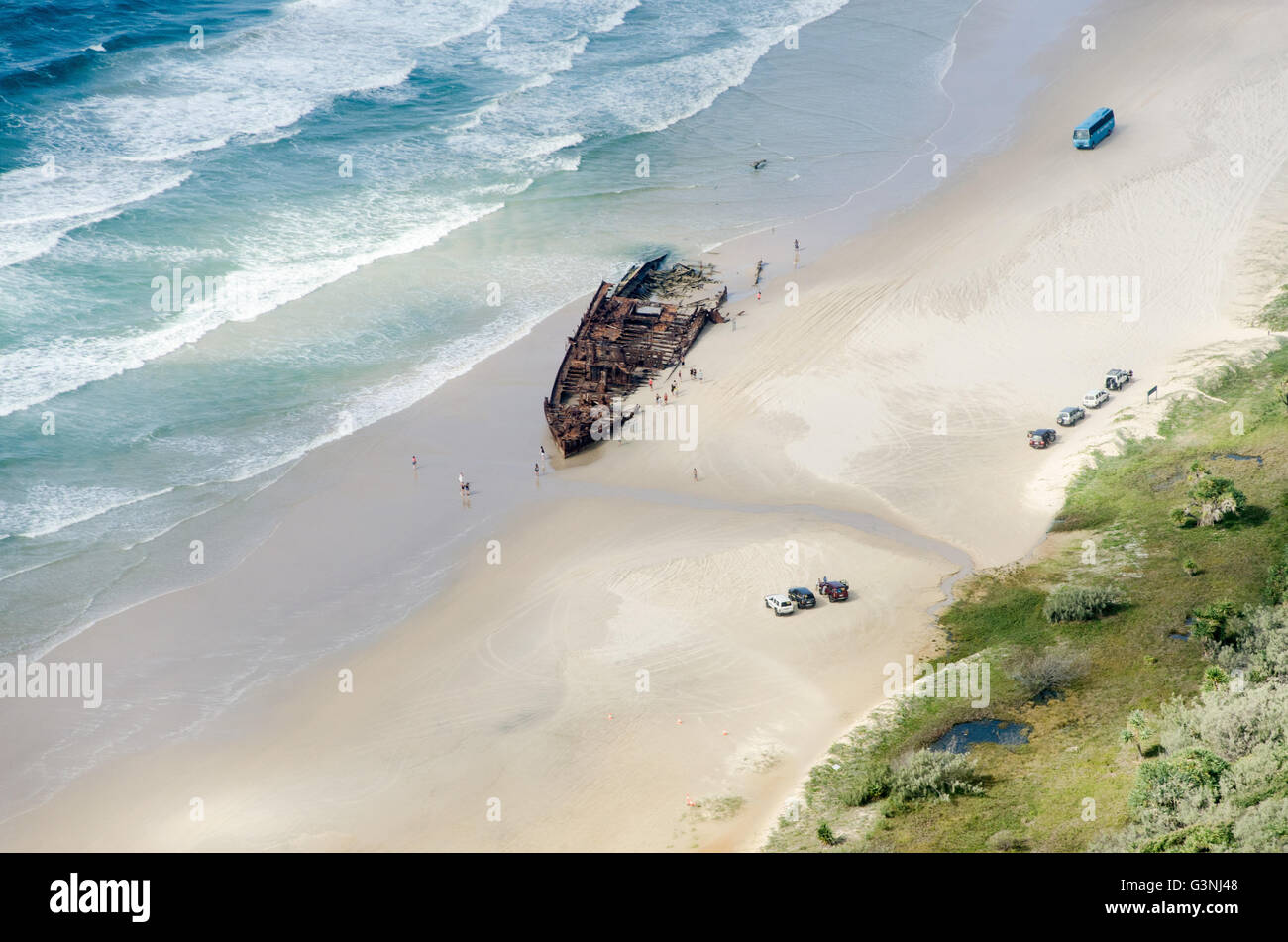Vista aerea della impressionante SS Maheno naufragio di lusso in appoggio sulla spiaggia di Fraser Island, in Australia Foto Stock