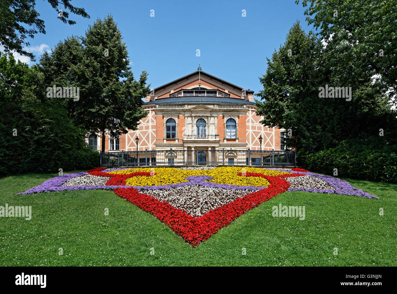 Bayreuth Festspielhaus, Festival di Richard Wagner, Festival di Bayreuth, verde collina con aiuole, Bayreuth, Alta Franconia Foto Stock