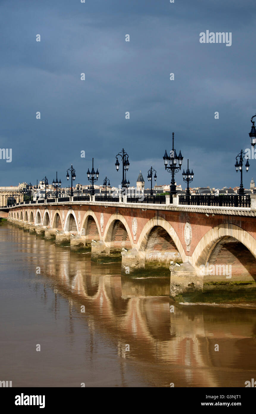 Il Pont de Pierre attraversando il fiume Garonne, Bordeaux Aquitania, in Francia, in Europa Foto Stock