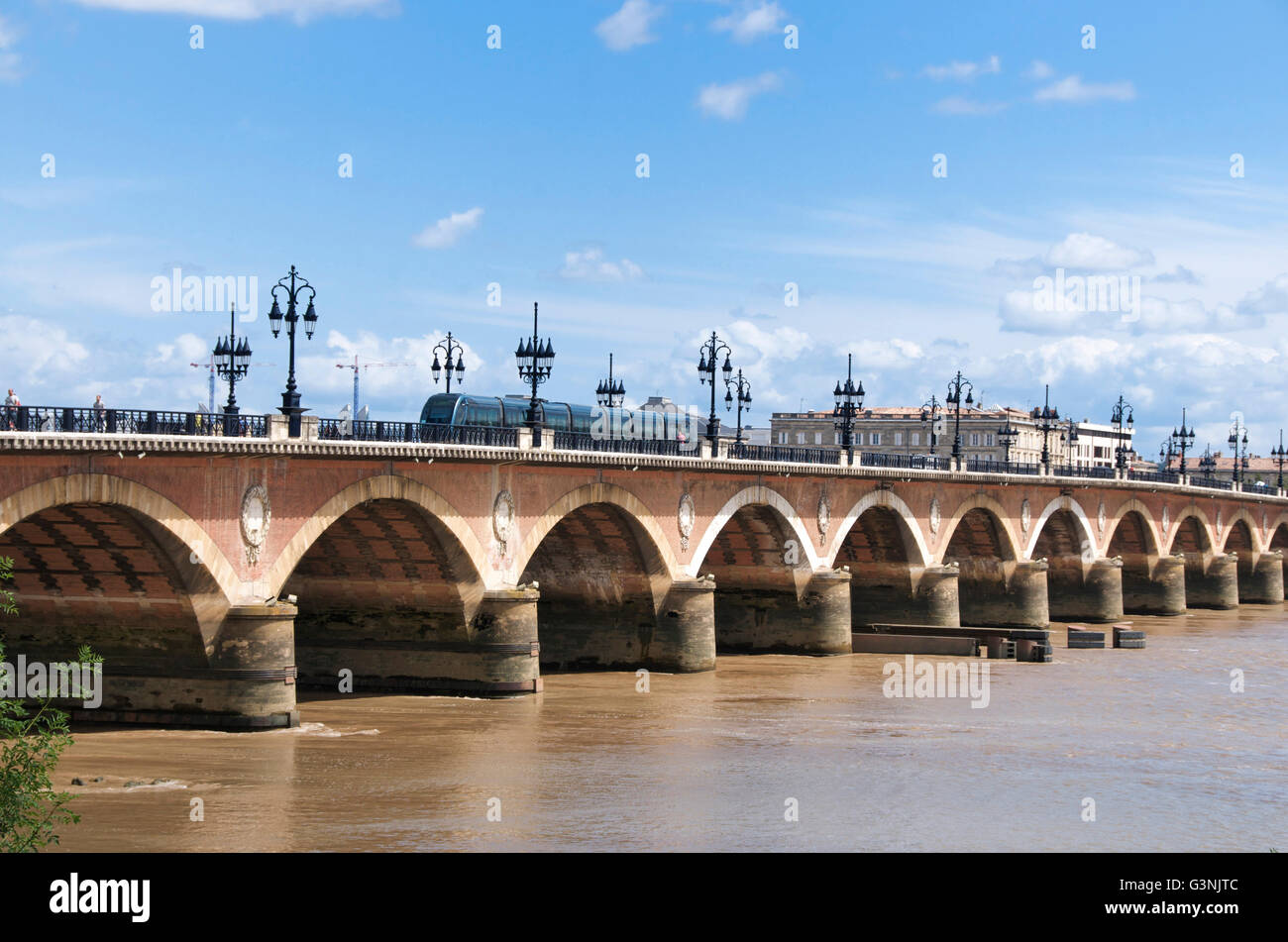 Attraversamento del tram Pont de Pierre, Bordeaux, Gironde, Francia, Europa Foto Stock