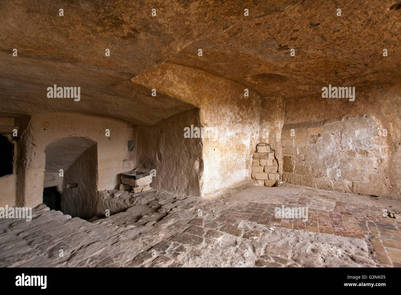 All'interno di una casa abbandonata in abitazioni grotte dei Sassi di Matera nel Sasso Barisano, Sito Patrimonio Mondiale dell'Unesco, Matera, Italia Foto Stock