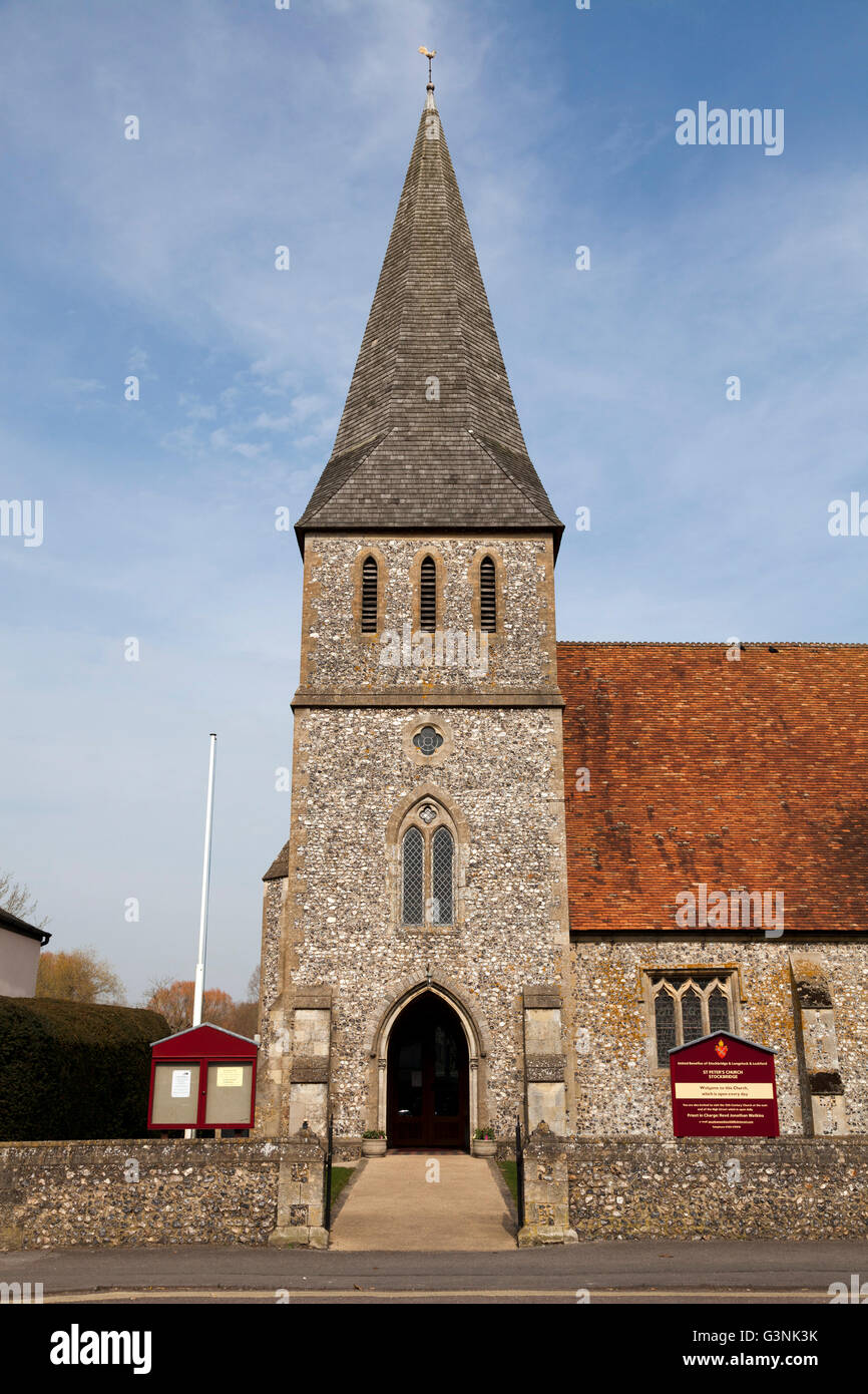 La Chiesa di San Pietro con la guglia shingle, Stockbridge, Hampshire, Inghilterra, Regno Unito, Europa Foto Stock