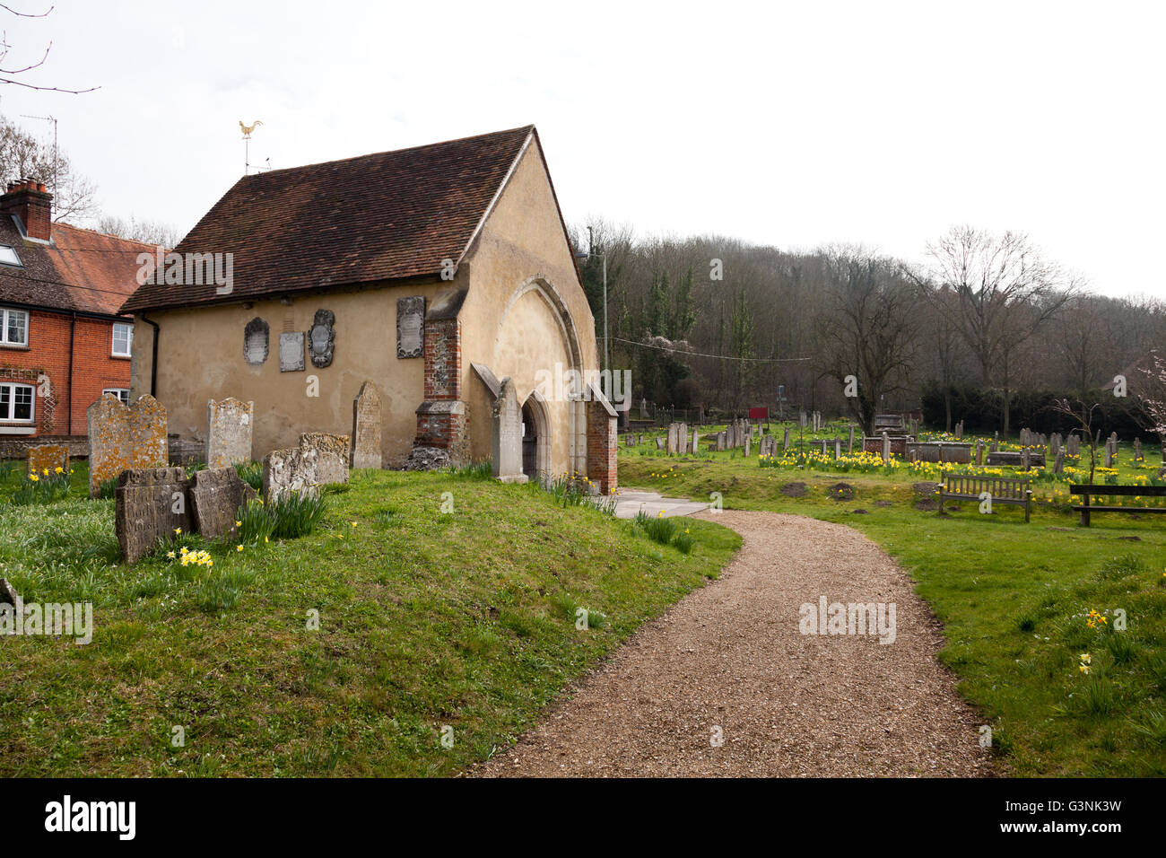 Il vecchio del XII secolo la chiesa di San Pietro e il cimitero, Stockbridge, Hampshire, Inghilterra, Regno Unito, Europa Foto Stock