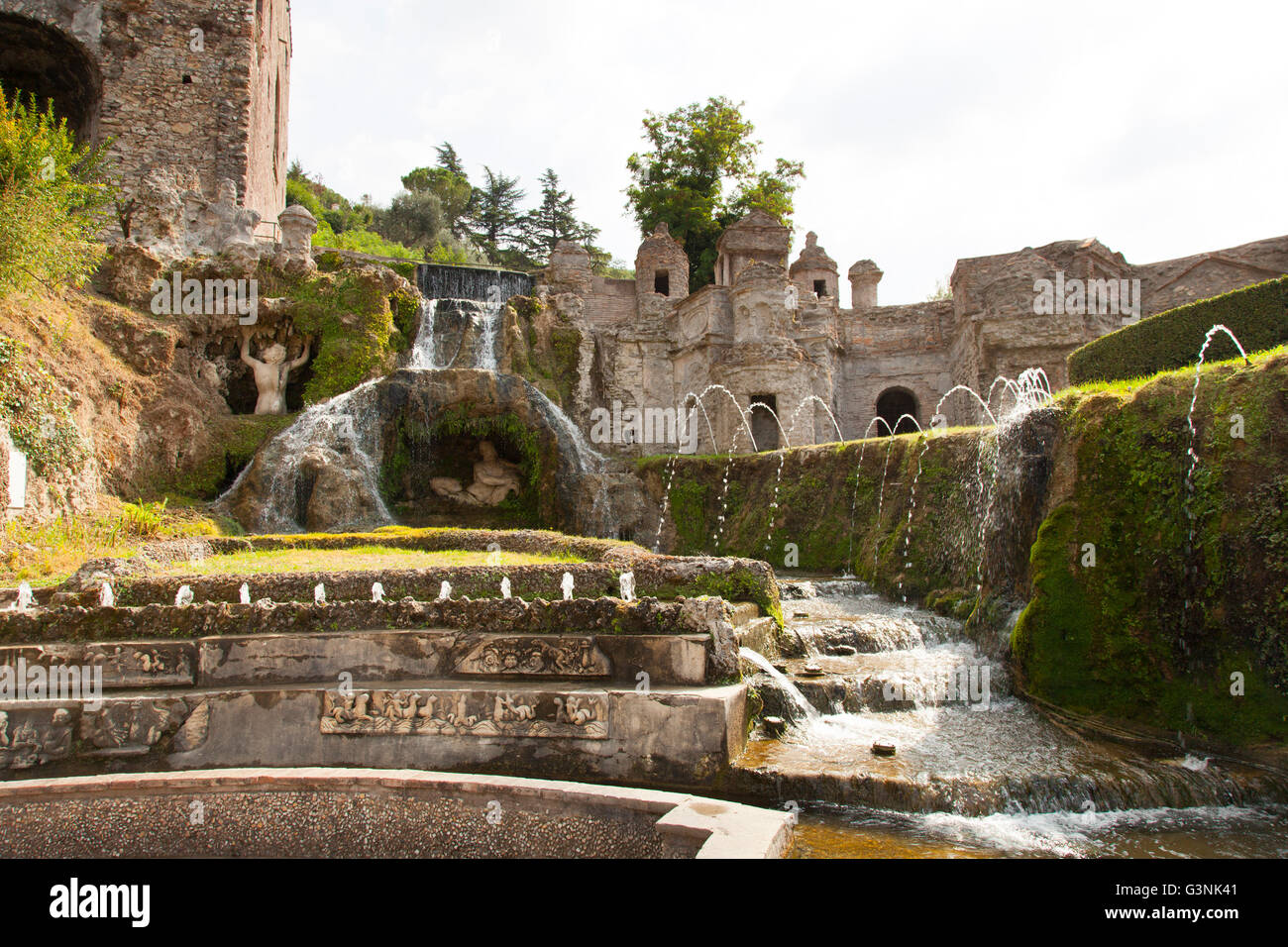 Montagna Tiburtine e statue dell'Aniene e l'Appennino, a Villa d'Este, Giardini di Tivoli, Lazio, l'Italia, Europa Foto Stock