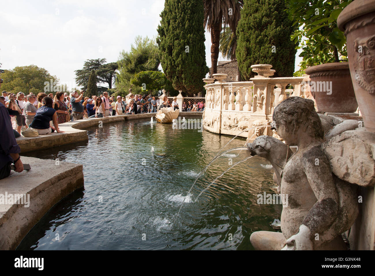 La folla di turisti intorno alla fontana dell'organo a Villa d'Este, Giardini di Tivoli, Lazio, l'Italia, Europa Foto Stock