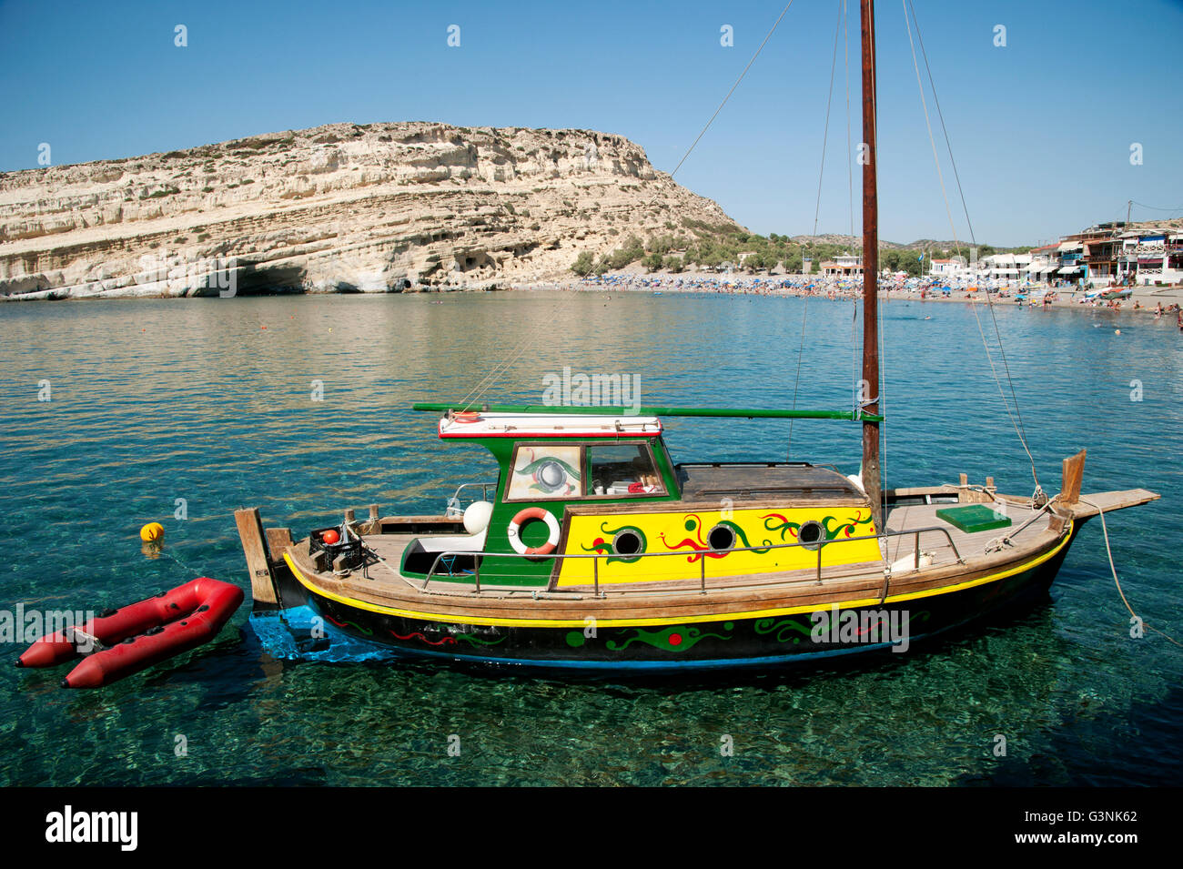 Una colorata barca nella Baia di Matala, Mar Libico, nel sud di Creta, Grecia, Europa Foto Stock