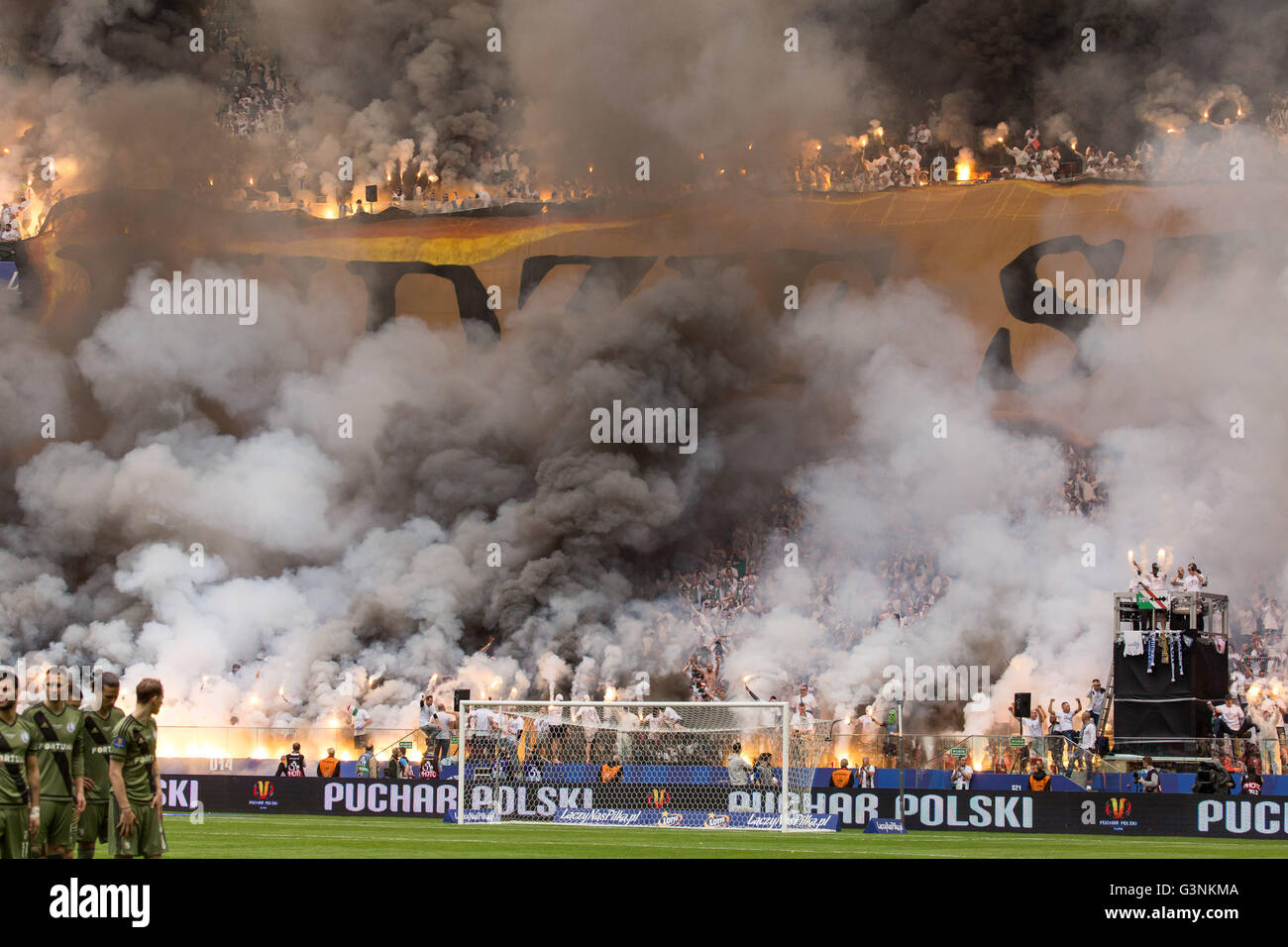 Varsavia, Polonia. 02Maggio, 2016. Gli appassionati di Legia Warszawa durante la finale della Coppa di Polonia presso lo Stadio Nazionale di Varsavia. Lech Poznan batte Legia Warszawa, 1-0. © Mateusz Wlodarczyk/Pacific Press/Alamy Live News Foto Stock